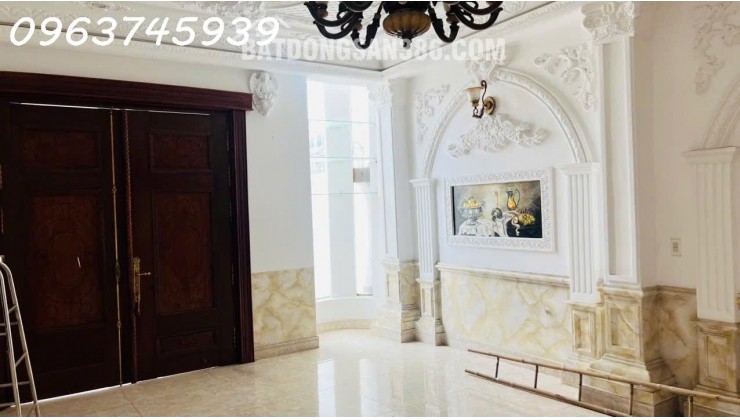 Biệt thự cổ điển, 3 tầng, 245m2, sân rộng ô tô đỗ được, Dĩ An, 8.5 Tỷ